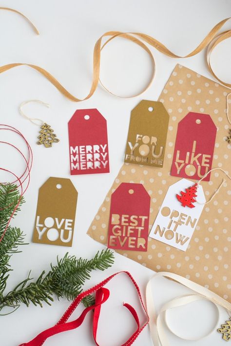 Holiday Gift Tags Made with Cricut!! | this heart of mine Gift Tags With Cricut, Diy Christmas Cards Cricut, Paper Garlands, Chip Art, Cricut Christmas Ideas, Door Decs, Christmas Cricut, Projets Cricut, Cricut Project Ideas