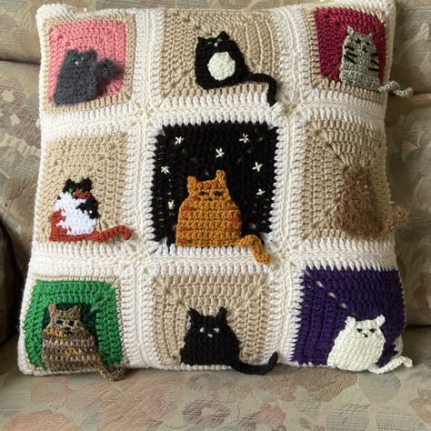 Crochet Cat Arigumi, Cat Crochet Granny Square, Crochet Ideas Decor, Crochet With Leftover Yarn, Crochet Cat Granny Square, Cat Granny Square Crochet, Cat Granny Square, Granny Square Cat, Granny Square Pillow