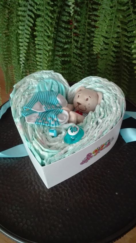 Creative Baby Shower Gifts, Diaper Gifts, Idee Babyshower, Baby Shower Gift Ideas, Baby Shower Items, Baby Shower Baskets, Shower Gift Ideas, Baby Shower Crafts, Baby Shower Diaper Cake