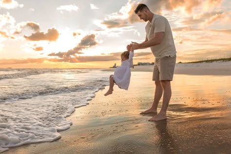 Photo Shoot Beach Family, Family Shoot Beach Ideas, Family Outfits Beach Pictures, Family Photo Shoot At The Beach, Beach Pictures Family Of 3, Family Sunset Photoshoot Beach, Sea Family Photo Ideas, Family Vacation Photo Ideas, Kid Beach Photoshoot