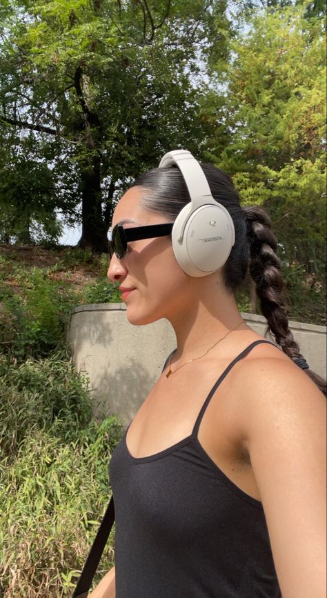 Bose Headphones Aesthetic White, Bose Headphones White, Over The Ear Headphones Aesthetic, White Headphones Aesthetic, Over Ear Headphones Aesthetic, Wireless Headphones Aesthetic, Bose Headphones Aesthetic, Green Headphones, Gym Headphones