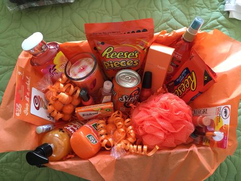 Orange themed basket Color Themed Party Basket Orange, Orange Party Basket Ideas, Color Theme Party Basket Orange, Orange Easter Basket, Orange Color Gift Basket Ideas, Orange Food Basket, Orange Basket Ideas, Color Coded Snack Basket, Orange Gift Basket Ideas For Him