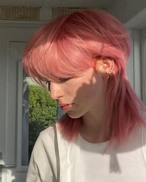 Sanzu Hairstyle, Peach Dyed Hair, Peach Hair Aesthetic, Sanzu Haircut, Peach Short Hair, Light Pink Short Hair, Mullet Round Face, Mulet Hair, Pink And Peach Hair