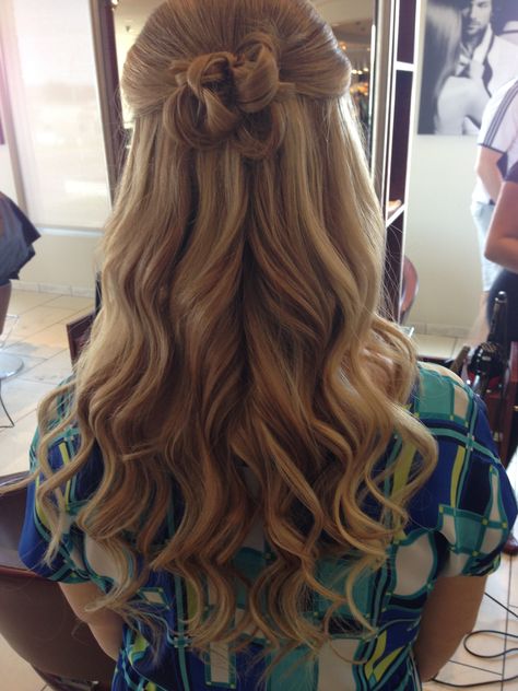 Hair Loose Curls, Prom Hair Updo Elegant, Half Up Curls, Bun Wedding, Prom Hair Tutorial, Bridal Hair Half Up, Bun With Curls, Loose Curls Hairstyles, Prom Hair Medium