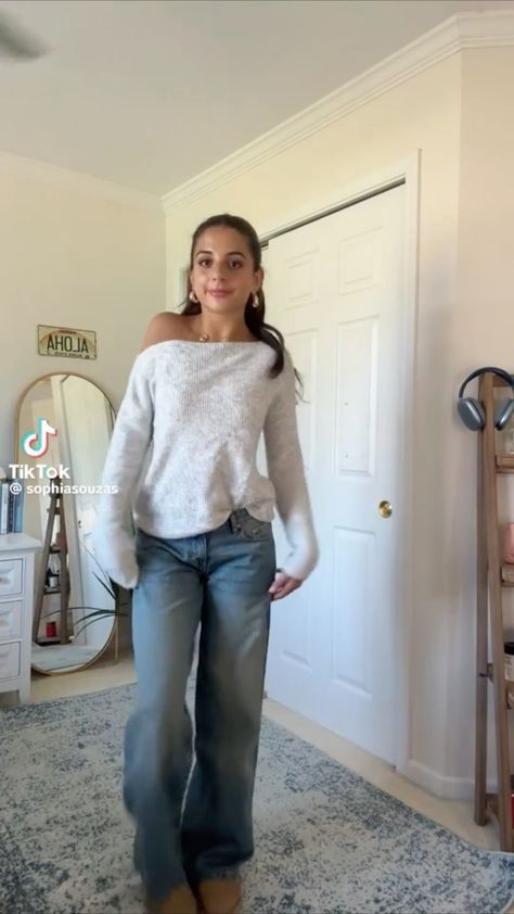 Autumn Blue Jeans Outfit, Flare Legging Fall Outfits, Chilly School Day Outfit, Fall Autumn Outfit, Fall Fits Inspiration, Flea Market Outfit Fall, Fall Outfits With Flare Leggings, Cute Outfits Layering, Fall Outfits No Jeans