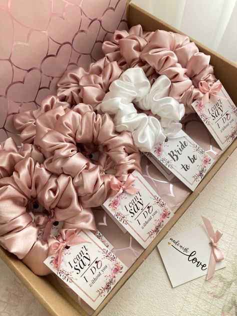 Bachelorette Party Ideas Girl Night, Small Business Ideas Products, Bridal Shower Cupcakes, Diy Hair Scrunchies, Diy Hair Accessories Ribbon, Bridal Shower Planning, Organizing Hair Accessories, Diy Gift Set, Diy Headband