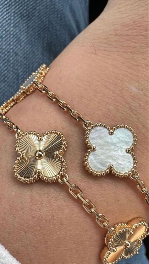 Cleef Bracelet, Van Cleef And Arpels Jewelry, Antique Necklaces Design, Expensive Jewelry Luxury, Luxe Jewelry, Dope Jewelry, Jewelry Fashion Trends, Classy Jewelry, Expensive Jewelry