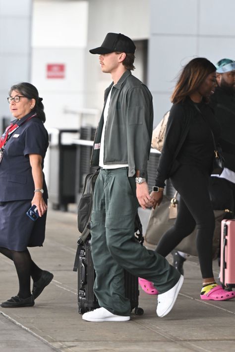 Austin Butler Outfits, Austin Butler Style, Guy Street Style, Butler Outfit, Justin Bieber Outfits, Mens Aesthetic, Austin Style, Jfk Airport, Guys Clothing Styles