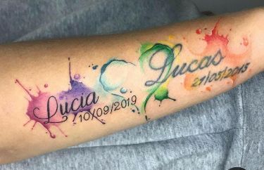 Watercolor Lettering Tattoo, Colored Name Tattoo Design, Watercolor Name Tattoo, Splash Tattoo, Tattoo Nombres, Couple Name Tattoos, Grandchildren Tattoos, Mom Dad Tattoo Designs, Lettering Tattoos