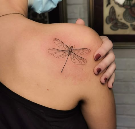 Dragonfly Tattoo Back Shoulder, Animal Small Tattoo, Elegant Lower Back Tattoos, Back Tattoo Women Dragonfly, Dragonfly Shoulder Tattoo For Women, Dragon Fly Shoulder Tattoo, Dragonfly Tattoo On Shoulder, Dragonfly Tattoo Above Knee, Dragon Fly Tattoo Fine Line