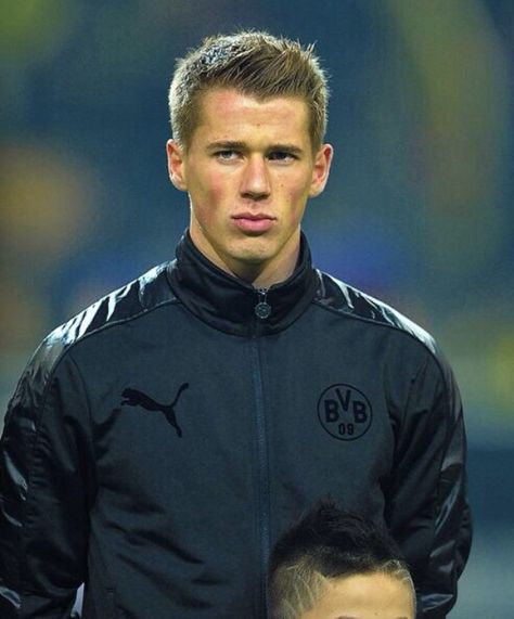 Erik Durm... Probably one of the most attractive German players Erik Durm, German Football Players, Soccer Goals, German National Team, Germany Football, Goals Videos, Cool Blonde Hair, Soccer Goal, Soccer Guys