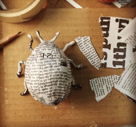 Rolled Magazine Art, Beautiful Acrylic Painting, Folding Origami, Cardboard Sculpture, Bug Art, Paper Mache Art, Cardboard Art, Insect Art, A Bug