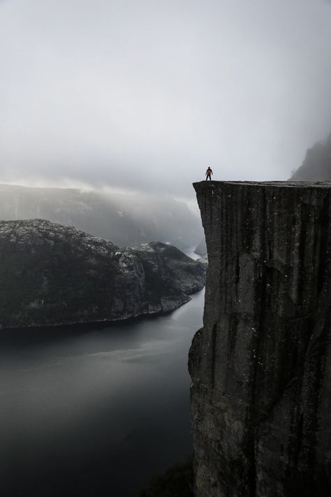 A person standing on the edge of a cliff photo – Free Norway Image on Unsplash Sitting On The Edge Of A Cliff, A Person Standing, Standing On The Edge, Edge Of A Cliff, Cliff Edge, Sunset Images, Alien Planet, Outdoor Portraits, Face Photography