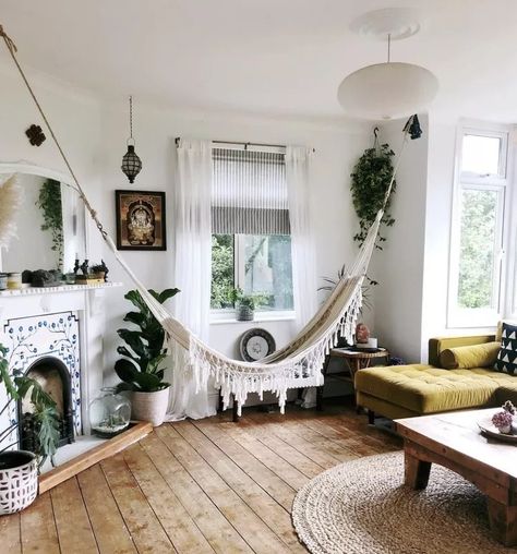 Living Room Hammock, Room Hammock, Hippie Living Room, Boho Living Room Inspiration, Hippie Living, Living Room Ideas Bohemian, Bohemian Living Rooms, Boho Living Room Decor, Boho Room Decor