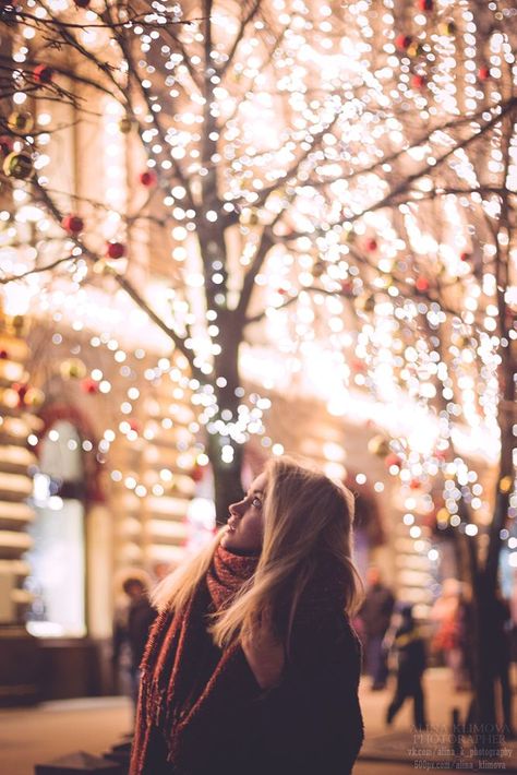 Christmas Lights Photoshoot, Christmas Light Photography, Christmas Instagram Pictures, Christmas Lights Background, Christmas Poses, Winter Portraits, Snow Photography, Christmas In The City, Winter Photoshoot