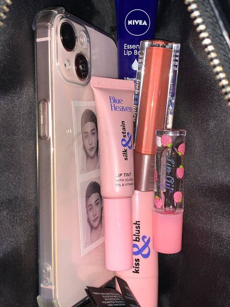 Purse Essentials, Iphone Obsession, Handbag Essentials, روتين العناية بالبشرة, Clipuri Video, Foto Ideas Instagram, In My Bag, Cell Phone Case, Just Girl Things