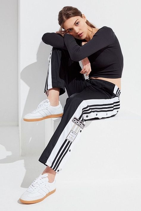 Jogging Adidas, Looks Adidas, 사진 촬영 포즈, Foto Tips, Adidas Track Pants, Adidas Outfit, Sporty Outfits, Adidas Pants, 가을 패션