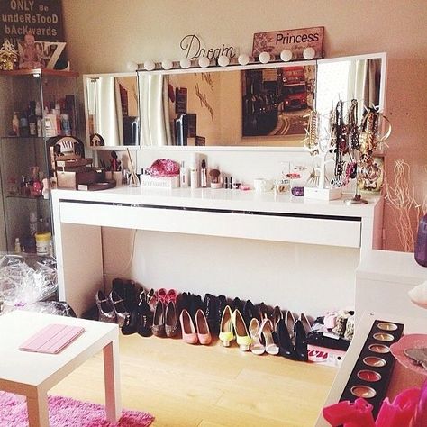 ✦⊱ɛʂɬཞɛƖƖą⊰✦ Rangement Makeup, Vanity Ideas, Diy Vanity, Vanity Room, Glam Room, Makeup Rooms, Room Goals, Single Photo, Makeup Room