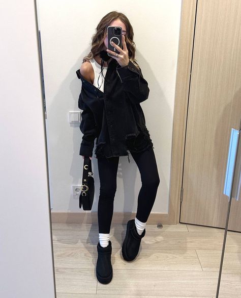 Outfits With Black Ugg Boots, Black Ugg Boots Outfit Winter, How To Style Black Uggs, Outfit With Black Uggs, Black Ugg Outfit Ideas, Black Comfy Outfits, Outfits With Black Uggs, Black Ugg Outfit, Black Pants Outfit Casual