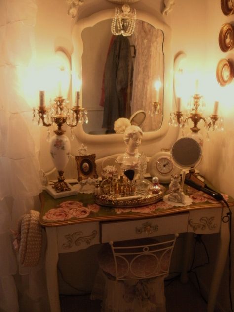 Romantic vanity, makes me think of Paris Shabby Chic Vanity Decor, Royalcore Desk, Light Academia Vanity, Makeup Vanity Vintage, Whimsigoth Vanity, Old Money Vanity, Cottage Core Vanity, Vintage Vanity Aesthetic, Romantic Vanity