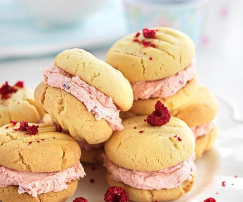 Vanilla yo-yos with raspberry butter cream | Australian Women's Weekly Food Butter Cream Recipe, Kingston Biscuits, Afternoon Tea Biscuits, Marshmallow Slice, Raspberry Butter, White Chocolate Macadamia Cookies, Tea Biscuit, Picnic Desserts, Homemade Shortbread