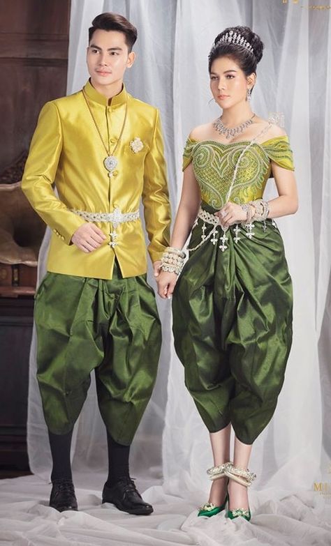 khmer wedding costume Cambodia Clothing, Cambodia Dress, Cambodian Wedding Dress, Khmer People, Cambodian Wedding, Thai National Costume, Khmer Dress, Khmer Culture, Khmer Wedding Dress