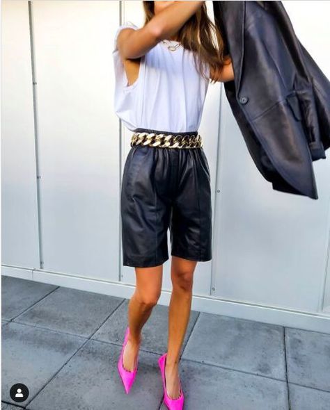 Bermuda Shorts Outfit, Short Cuir, Street Style Outfits Casual, Street Style Summer, Chain Belt, Street Outfit, Cool Street Fashion, Leather Shorts, Fashion Mode