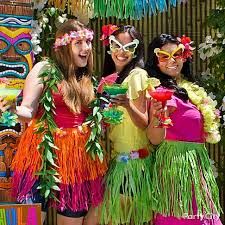 Kitty Party Themes : Hawaiian Theme Kitty Party Hawaiian Party Games, Luau Party Games, Luau Party Ideas, Kitty Party Themes, Summer Party Games, Party Dress Codes, Hawaii Theme, Aloha Party, Luau Birthday Party