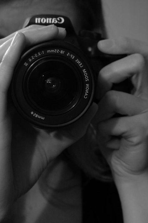 Camera Asthetics Photos, Black And White Photography Aesthetic, Axel Aesthetic, Photographer Wallpaper, Black And White Camera, Photographer Aesthetic, Acoustic Guitar Photography, Photography Hobby, White Camera