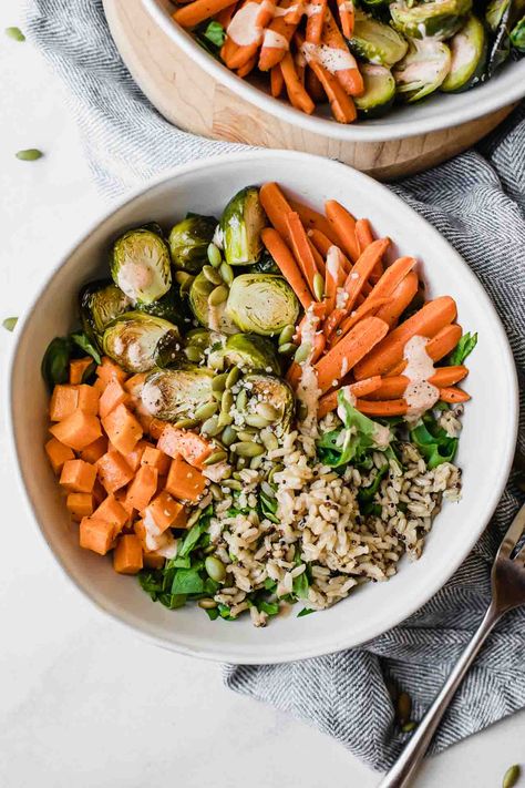 Roasted brussels sprouts, carrots, sweet potatoes, fresh greens, brown rice, quinoa, and pepitas all topped with a creamy chili dressing! Savory Fall Recipes, Healthy Easy Lunch, Best Carrot Recipe, Harvest Bowls, Chili Dressing, Creamy Chili, Healthy Fall Dinner, Power Bowl Recipe, Fall Veggies