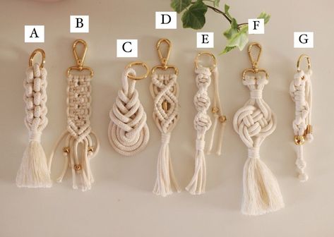 Macrame Wall Hanging Pattern, Cheap Wedding Favors, Simpul Makrame, Pola Macrame, Wall Hanging Pattern, Macrame Mandala, Personalised Gifts Diy, Diy Macrame Plant Hanger, Macrame Wall Hanging Patterns