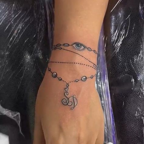 Wrist Chain Tattoos For Women, Tattoos With Pearls, Bracelets Tattoos For Women, Bracelet Tattoos For Women Wrist, Jewelry Tattoos For Women, Bracelet Tatoos, Armband Tattoo Frau, Wrist Bracelet Tattoos For Women, Bracelet Tattoos With Names