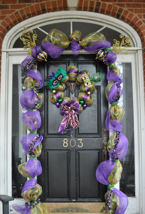 I have always loved how the doors of New Orleans homes are decorated at Mardi Gras, especially the old homes along the St Charles Ave parade route. Marcos Halloween, Mardi Gras Door, Mardi Gra, Mardi Gras Wreath, New Orleans Mardi Gras, Mardi Gras Decorations, Mardi Gras Party, Fat Tuesday, Masquerade Party