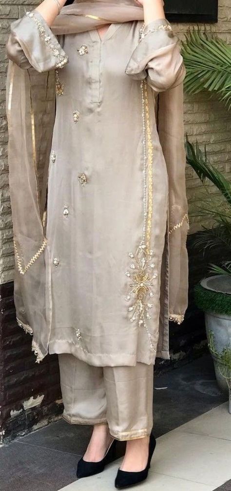 Pakistani Thread Embroidery Suits, Summer Party Wear Punjabi Suit, Embroidery Suits Design Simple, Kadhai Suit Designs, Hand Embroidery Designs For Suits Party Wear, Pakistani Simple Suits, Suit Designs Indian Style Party Wear, Style Outfits Summer, Simple Suits