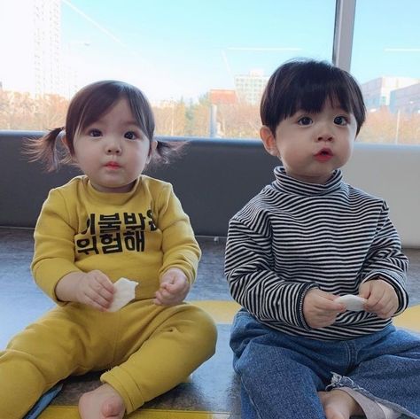 Couple With Baby, Twin Baby Boys, Twin Baby Girls, Cute Babies Photography, Ulzzang Kids, Cute Asian Babies, Cute Twins