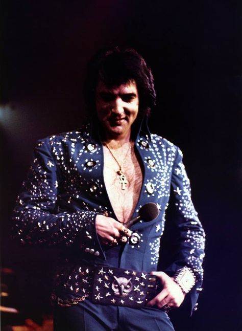 <3 Elvis - the blue owl jumpsuit Elvis On Tour, Elvis Presley Concerts, Elvis Jumpsuits, Blue Fireworks, Elvis Presley Images, Elvis Presley Pictures, Best Documentaries, King Of Music, Elvis Presley Photos