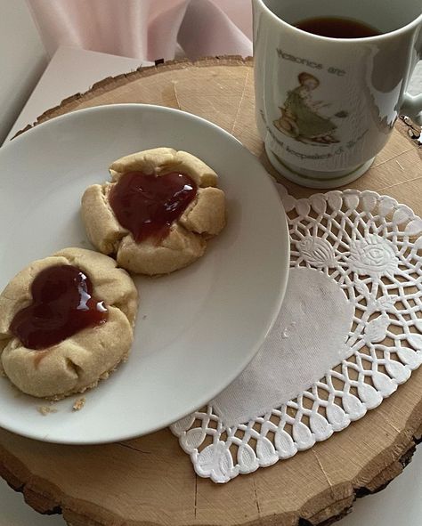 ₊˚:･ﾟ𝖘𝖔𝖕𝖍𝖎𝖊‧₊˚: ﾟੈ on Instagram: “afternoon tea + raspberry heart shortbread cookies (made with ♡ by me)🧸･｡*: ･” Cookies Aesthetic, Desert Drinks, Heart Food, Kawaii Food, Shortbread Cookies, Pretty Food, Om Nom, Aesthetic Food, Meal Time