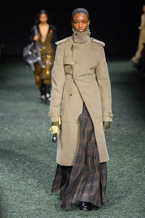 Fashion Communication, Fashion Bible, Burberry Outfit, Fashion Archive, Show Collection, Fall Winter Wardrobe, Style Inspiration Fall, Fashion Show Collection, Fall 2024