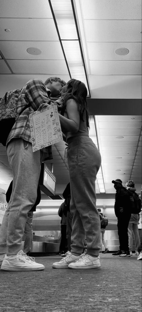 Pickup Boyfriend From Airport Outfit, Picking Boyfriend Up From Airport Ideas, Airport Hugs Couples Aesthetic, Romantic Airport Pick Up Ideas, Picking Up Boyfriend From Airport, Airport Couple Photos, Long Distance Relationship Airport, Long Distance Airport Meeting, Airport Pick Up Signs Boyfriend