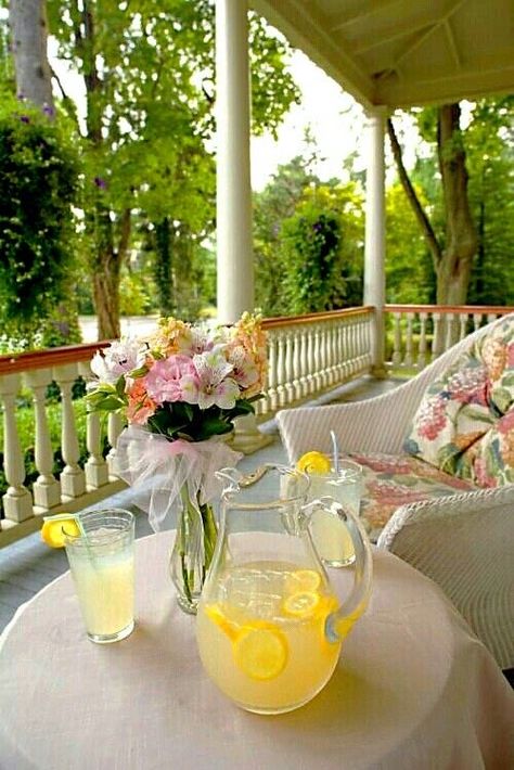 Front Porch Aesthetic, Fantasy Home Interior, Cold Summer Drinks, Shabby Chic Cottage French Country, Porch Aesthetic, Deep Porch, Farm Porch, Antique Cottagecore, Beautiful Porches