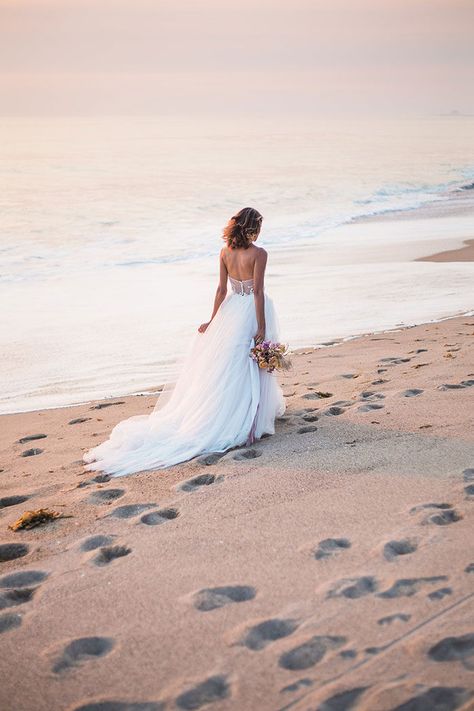 Wedding Pictures Beach, Dreamy Bride, Bridal Photo, Bride Photoshoot, Beautiful Beach Wedding, Wedding Picture Poses, Bridal Pictures, Beach Wedding Photography, Beach Wedding Photos