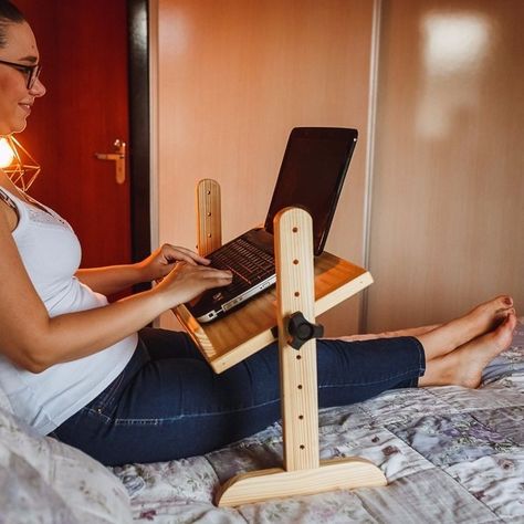 Diy Laptop Stand, Laptop Desk For Bed, Diy Woodworking Projects, Table Dining Room, Outdoor Adventure Gear, Diy Laptop, Smart Tiles, Lap Top, Wood Shop Projects