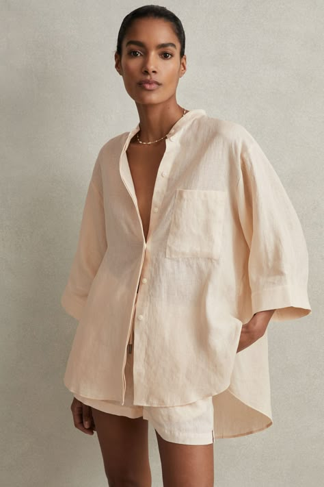 A natural linen look and texture feature in the Winona shirt. Its simple design displays a grandad collar, relaxed ¾ length sleeves, and a split high-low hemline. 100% linen Grandad collar Button-front closure Relaxed sleeves Split high-low hemline