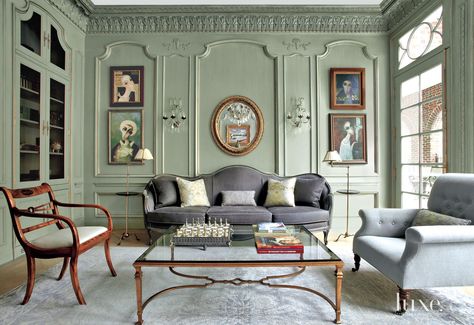 Traditional Green Living Room with Charcoal Gray Sofa | Luxe Interiors + Design Living Room Drawing, Victorian Interior Design, Living Room New York, Georgian Interiors, Luxe Living Room, Victorian Living Room, Victorian Home Interior, Victorian Home Decor, Home Decor Catalogs