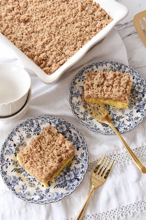 This Copycat Starbucks Coffee Cake may just be better than the real thing! It's the perfect addition to Easter Brunch or any breakfast/brunch! Starbucks Coffee Cake Recipe, Farmers Market Baked Goods, Market Baked Goods, Starbucks Coffee Cake, Hot Chocolate Mug Cake, Cake Mix Coffee Cake, Cinnamon Cakes, Starbucks Coffee At Home, Chocolate Mug Cake