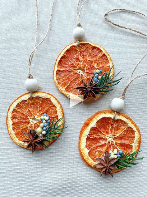 ▷ ▷"These ornaments are made with a dehydrated orange slice...al star anise...d artificial evergreen twig and blue berries. It is strung on rustic jute twine with a wooden bead. Unlike many others... use Cara Cara oranges since they retain their vibrant orange color better than typical navel oranges. If it is!! Japandi Christmas, Dried Orange Ornaments, Sustainable Christmas Decorations, Scandinavian Christmas Ornaments, Orange Ornaments, Blue Christmas Ornaments, Minimalist Christmas Decor, Scandinavian Christmas Decorations, Blue Berries