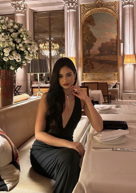 Restaurant Poses Ideas, Resturant Photoshoot Poses Night, Elegant Photo Ideas, Classy Instagram Pictures, Restaurant Date Outfit, Dinner Pics Instagram, Dinner Date Photos, Elegant Birthday Photoshoot Ideas, Dinner Poses