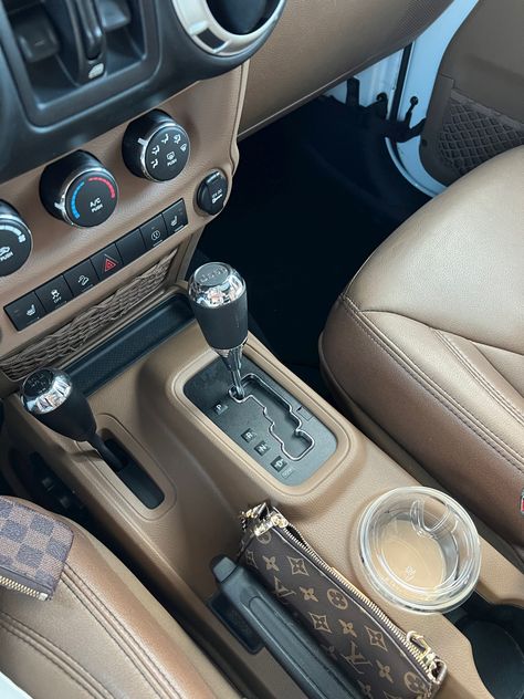 White Jeep Tan Interior, Tan Interior Car Aesthetic, Tan Car Decor, Tan Car Interior Decor Ideas, Brown Interior Car Decor, Tan Leather Car Interior, Beige Car Interior Aesthetic, Brown Car Interior Aesthetic, Brown Car Interior Decor