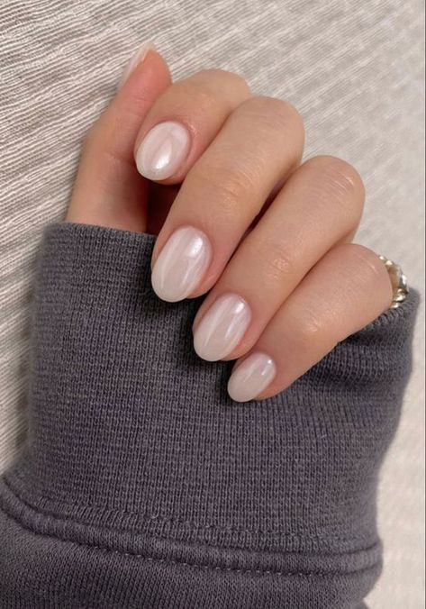 Simple Round Nails Classy, Pearl Ombre Nails Almond, Classy Nails Almond Short, Pearl Chrome Dip Nails, Chrome Nails On Natural Nails, White Chrome Gel Nails Short, Semi Short Nails, Natural Chrome Acrylic Nails, Bridal Gel Manicure