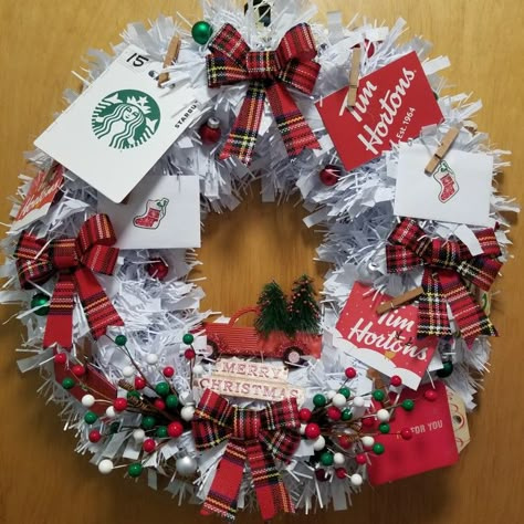 Teacher Christmas Gift Card Wreath, Holiday Gift Card Presentation, Gift Card Tree Christmas, Gift Card Wreath Christmas, Gift Card Wreath Ideas, Gift Card Birthday Presentation, Christmas Gift Card Bouquet, Gift Card Raffle Basket, Gift Card Bouquet Christmas